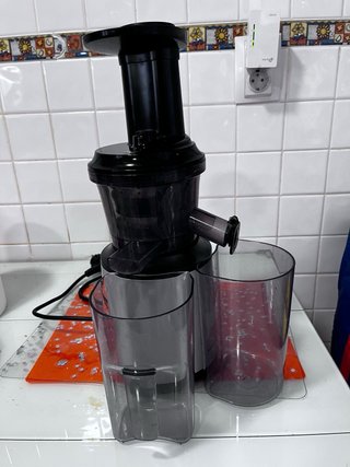 Extractor de zumo plateado y negro