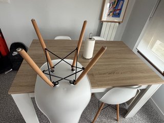 Mesa de comedor + 4 sillas (140x90cm)