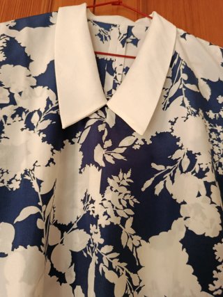 Blusa floral azul y blanca con cuello