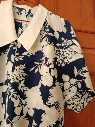 Blusa floral azul y blanca con cuello