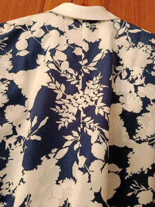 Blusa floral azul y blanca con cuello