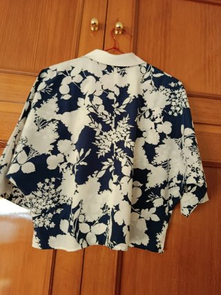 Blusa floral azul y blanca con cuello