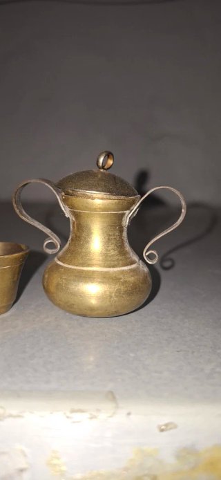 Miniature in ottone/bronzo brocca e bicchieri