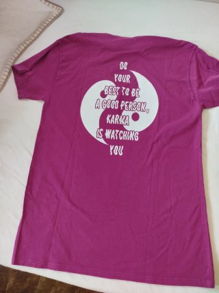 Camiseta rosa con estampado Yin Yang