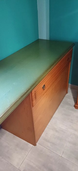 Escritorio de madera verde y marrón