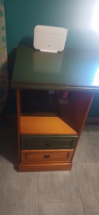 Escritorio de madera verde y marrón