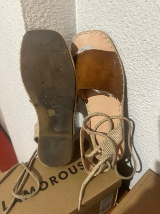 Sandalias planas con cordones
