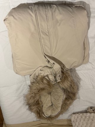 Parka Stradivarius beige con capucha de pelo