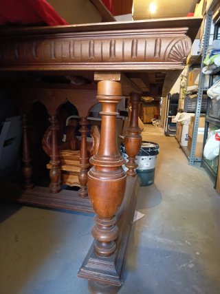 Mesa antigua de madera tallada de un palacio de ca