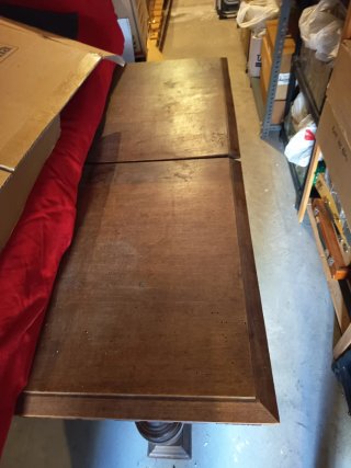 Mesa antigua de madera tallada de un palacio de ca