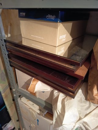 Mesa antigua de madera tallada de un palacio de ca