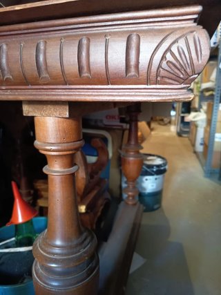 Mesa antigua de madera tallada de un palacio de ca