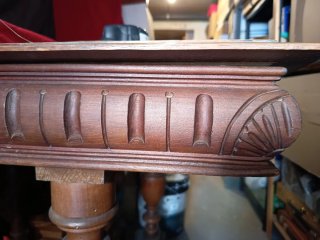 Mesa antigua de madera tallada de un palacio de ca