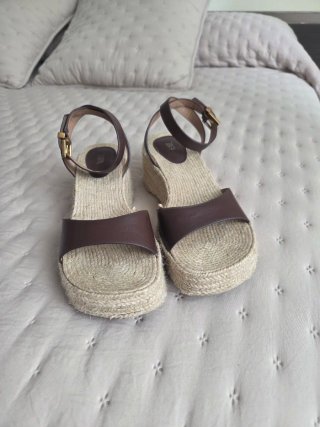 Cuñas de esparto y piel