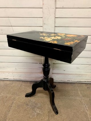 Costurero antiguo. Pintado a mano