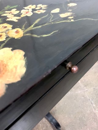 Costurero antiguo. Pintado a mano