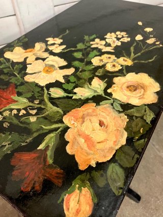 Costurero antiguo. Pintado a mano