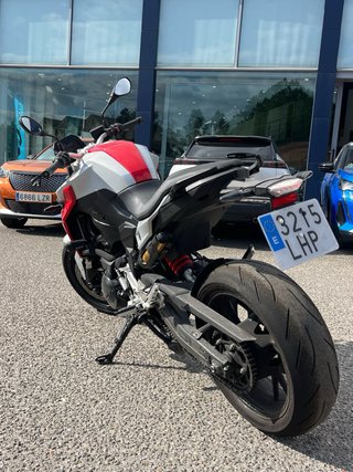BMW F900R Naked Roja y Blanca