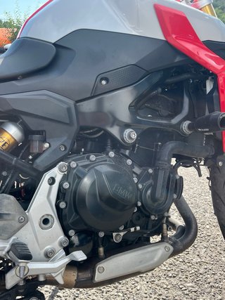 BMW F900R Naked Roja y Blanca