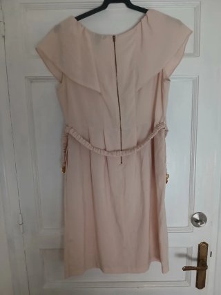 Vestido rosa palo con cinturón dorado
