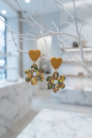 Orecchini a forma di fiore e cuore