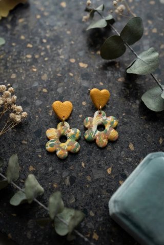 Orecchini a forma di fiore e cuore