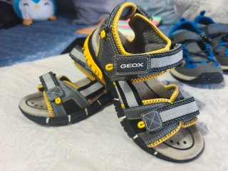 Sandali Geox per bambini grigi e gialli taglia 32