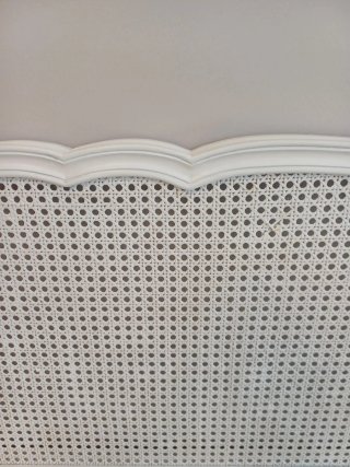 Cabecero de cama blanco de mimbre y madera