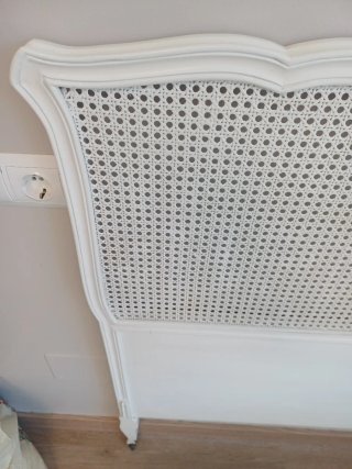 Cabecero de cama blanco de mimbre y madera