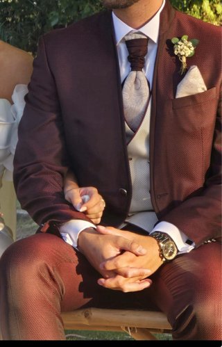Traje de novio morado y blanco