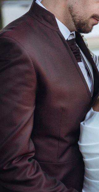 Traje de novio morado y blanco