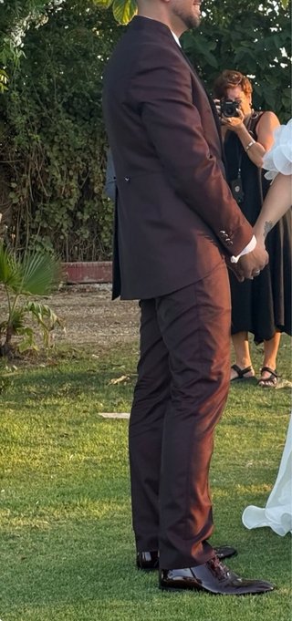 Traje de novio morado y blanco