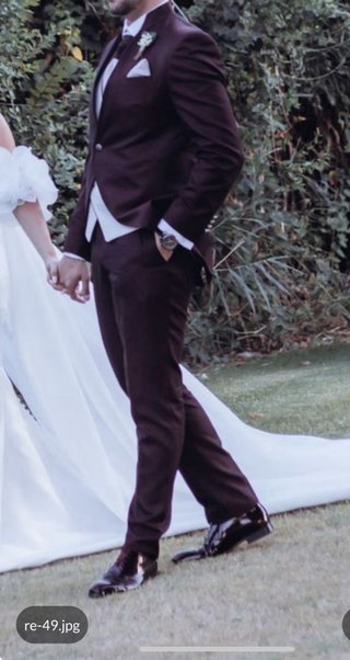Traje de novio morado y blanco