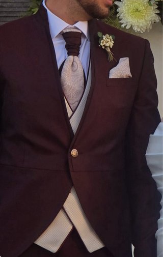 Traje de novio morado y blanco
