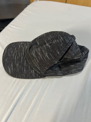 Gorro estampado gris y negro