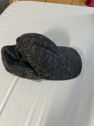 Gorro estampado gris y negro