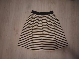 Falda a rayas blanca y negra
