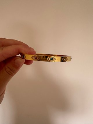 Pulsera dorada con ojos multicolor