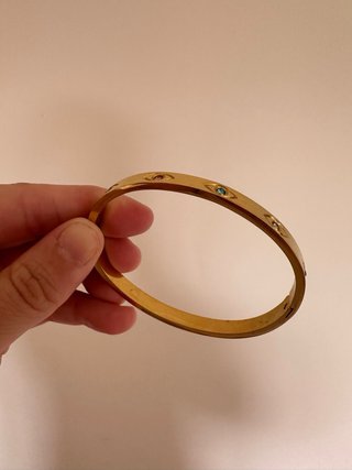 Pulsera dorada con ojos multicolor