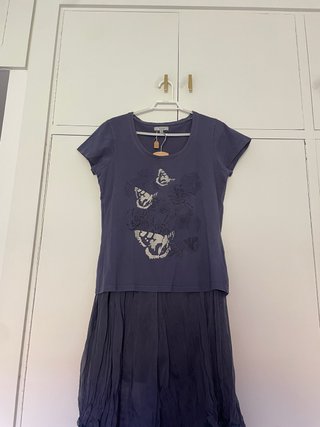Camiseta azul con estampado de mariposas