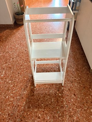 Torre de aprendizaje infantil blanca