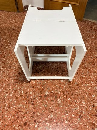 Torre de aprendizaje infantil blanca