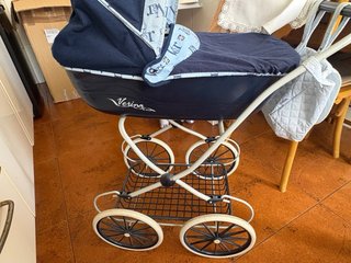 Coche de muñecas azul marino