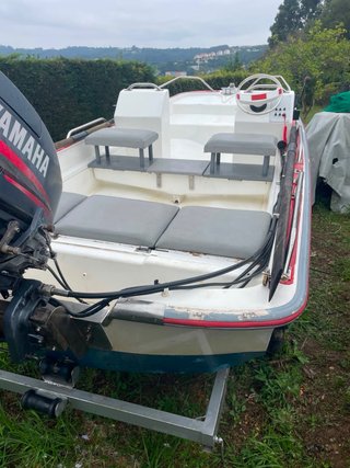 Planeadora con motor y remolque