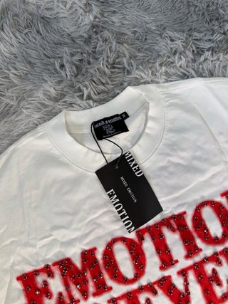 Camiseta Mixed Emotion con pedrería roja