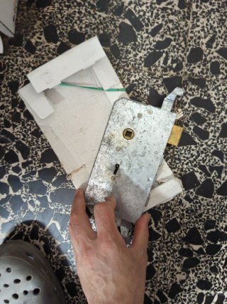 Cerradura de puerta metálica con llaves
