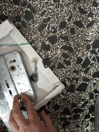 Cerradura de puerta metálica con llaves