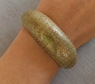 Pulsera dorada con diseño circular