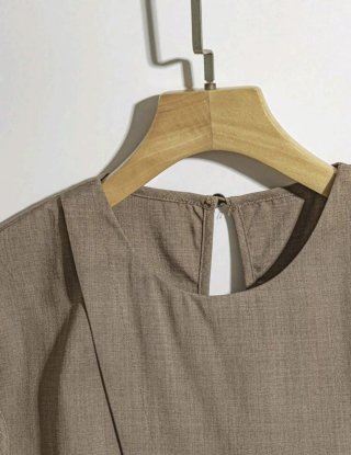 Blusa marrón sin mangas con cinturón