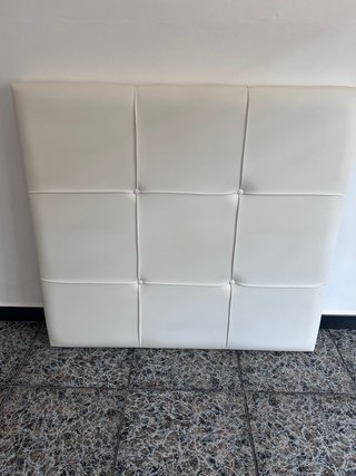 Escritorio infantil, estanterías y cabecero.
